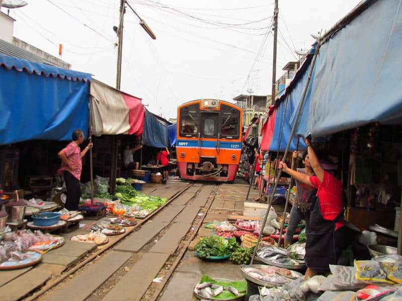 içinden tren geçen pazar bangkok, mae klong railway market, tayland tren marketi