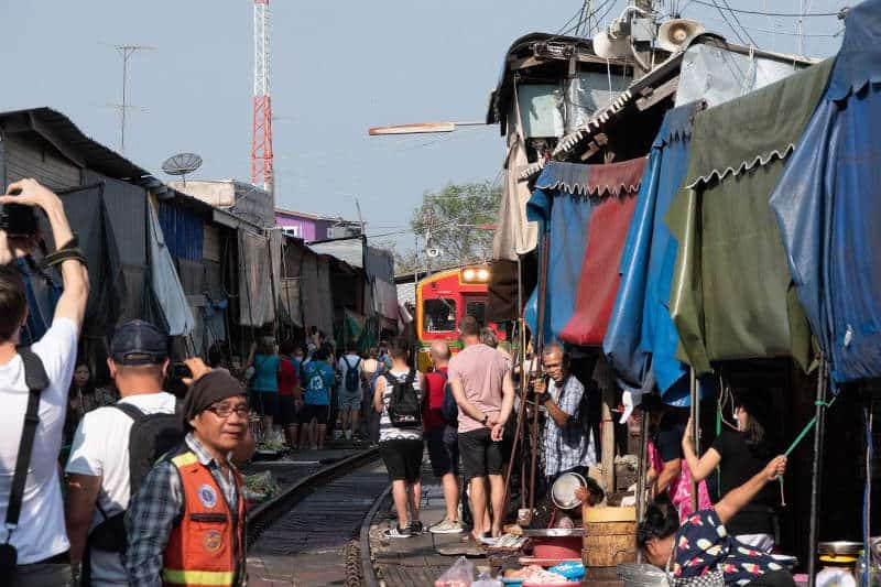 içinden tren geçen pazar bangkok, mae klong railway market