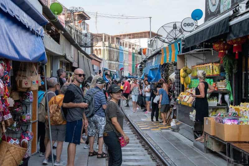 içinden tren geçen pazar bangkok, mae klong railway market